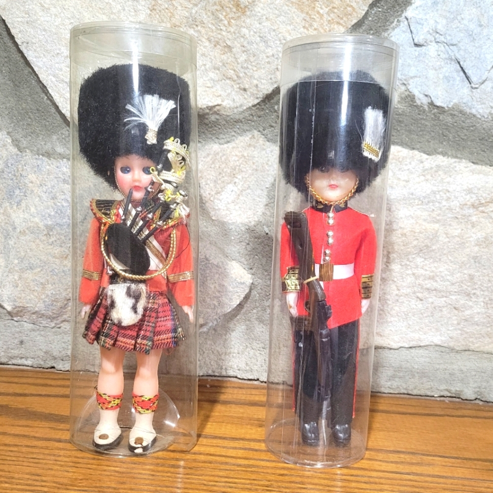 Vintage Souvenir dolls Honor Guard Bickingham Palace, Scotland